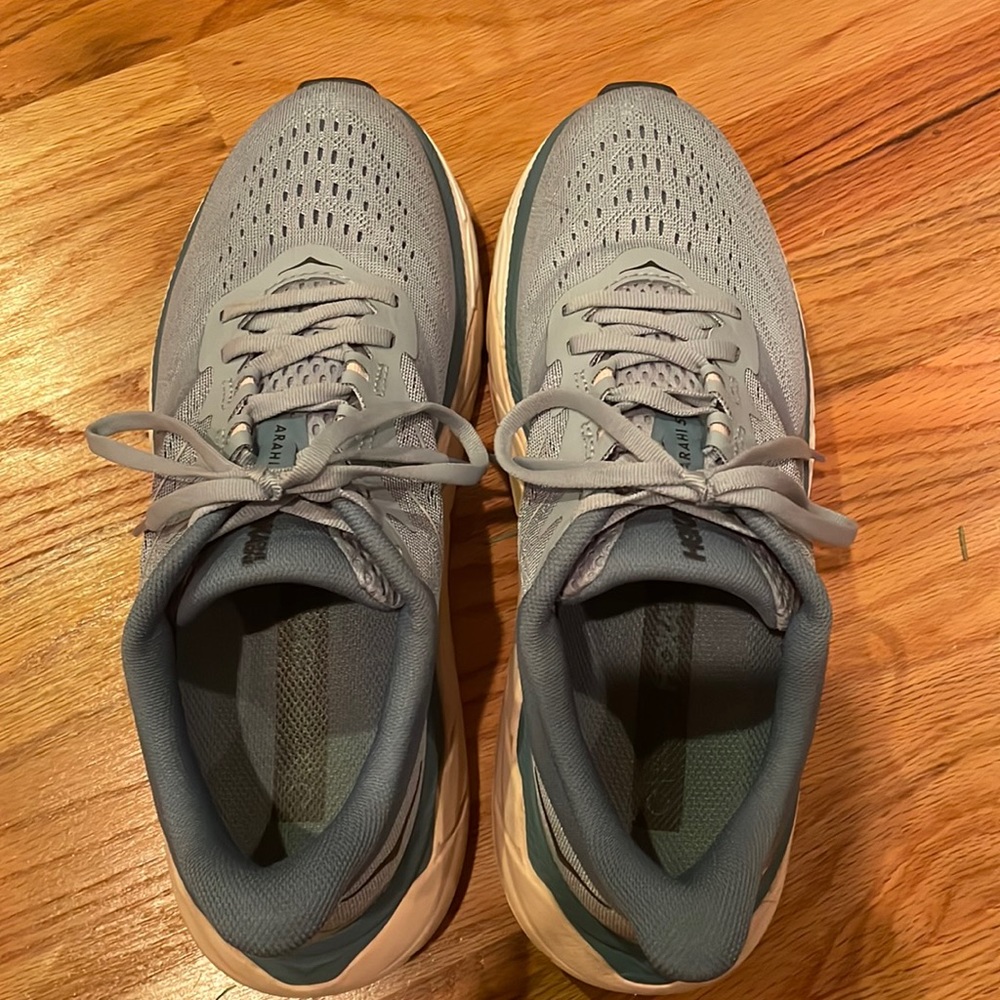 Hoka One One Arahi 5 tennis shoes